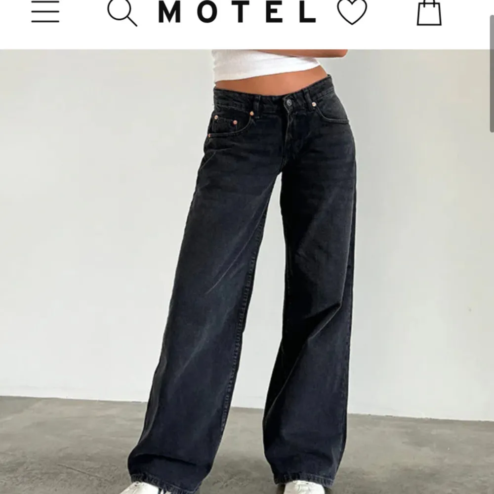 Lågmidjade jeans från motelrocks, modell roomy wide leg Low Rise 🤗 supersnygga men kommer tyvärr aldrig till användning  Storlek W26 L34 Nypris ca 800. Jeans & Byxor.