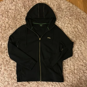 Hugo boss zip-fleecetröja  - En sparsamt använd Hugo boss tröja som inte går att få tag på längre till ett riktigt bra pris. Tröjan är i m men passar även s, vid fler frågor är det bara att skriva 