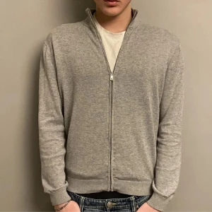 Grå full zip, Mango - Tjena, säljer denna riktning schyssta full zip tröja från mango! Den är i storlek M och skicket är 9/10 Säljer då den börjar bli för liten Vid frågor och annat så är det bara att skriva till mig! OBS priset är inte hugget i sten