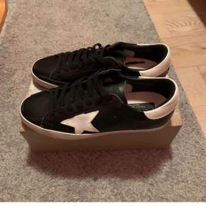 Säljer nya golden goose superstars i färgen svart,Skick 9/10, Allt org följes med på köpet, Behöver pengarna akut därav priset