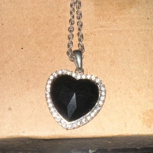 Halsband  - Hej, säljer hemmagjorda smycken i mycket bra skick.