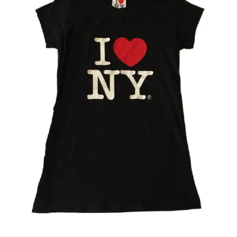 Säljer denna fina i ❤️ ny tröja . T-shirts.