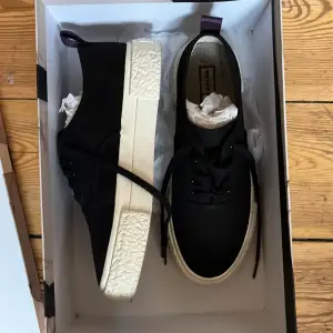 skit snygga Hm/eytys collab sneakers, nyskick. Pris går att diskutera vid snabbt köp🤍