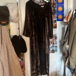 Sammets klänning - Sammetsklänning i skiftande färger med dolt blixtlås. Skicka meddelande vid intresse:)