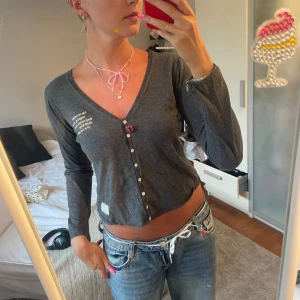 Söt grå topp från Odd Molly  - Grå långärmad från Odd Molly. Knappt blivit använd så i väldigt bra skick