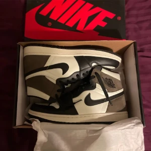 Jordan 1 mocha - Nike Jordan 1 mocha i storlek 43 - Nästan helt oanvända så jättebra kondition 🤩 Box medföljer - Pris går självklart att diskutera 