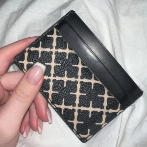 Marlene Birger  - Marlene Birger korthållare. Super fin men använd, de svarta på sömmen har börjat släppa på första facket på sidan och på stora facket uppepå helt släppt på ena kanten (se bild) så därav priset🩷