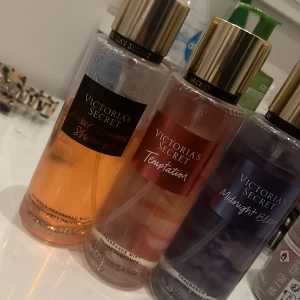 victoria secret parfymer💞 - säljer 3 va parfymer eftersom jag inte gillar doften på de längre, pris kan diskuteras med de är köpte för 150kr/st så hade kunnat tänka mig sälja de för 95kr/st men som sagt så kan det diskuteras 