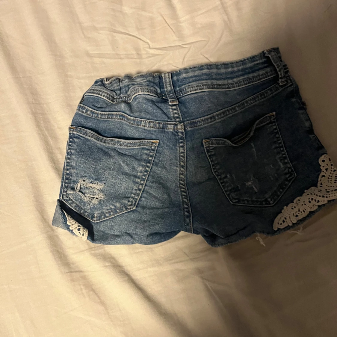 Shorts med spets volang - 90