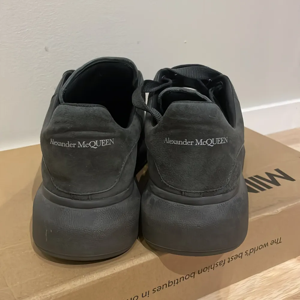 Tja, säljer just nu dessa riktigt snygga och schyssta Alexander McQueen sneakers. Nypriset på dessa är runt 7000kr och vårt pris är endast 2699kr. Skor.