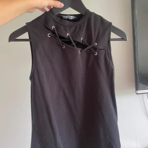 Fest topp med snörning  - Så fin topp med snörning över bröstet, knappt använd