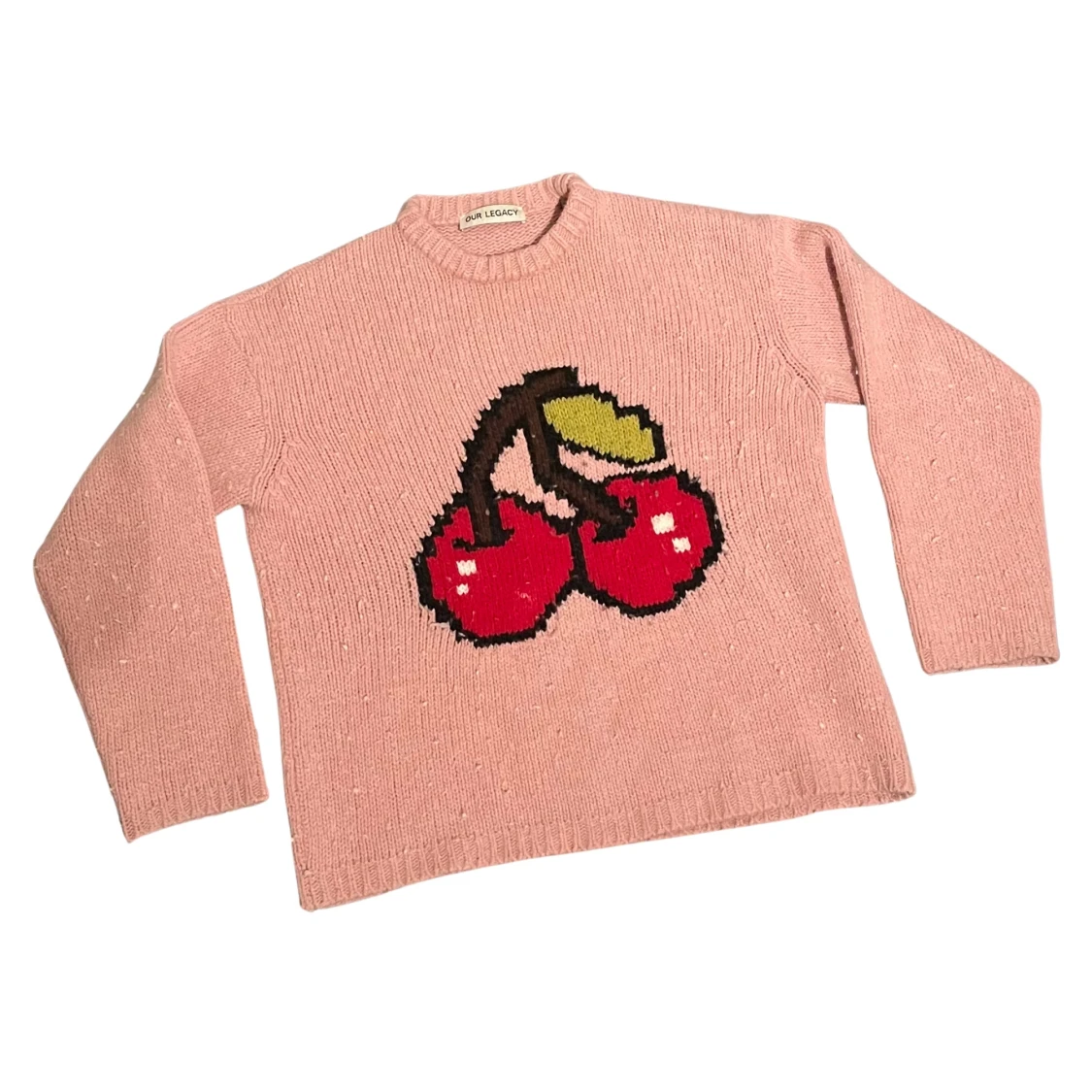 Rosa stickad tröja med körsbärsmotiv från Our Legacy
