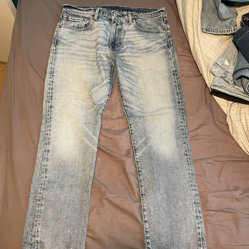 Jeans som e fina och jag en fin färg . Jeans & Byxor.