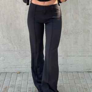 Madlady kostymbyxor - Raka kostymbyxor, modellen ”Lågmidjade kostymbyxor utan fickor - Hazel black” från Madlady. Välanvända, fint skick men lite noppror🤍storlek 32 x-short, 70 cm innerben 