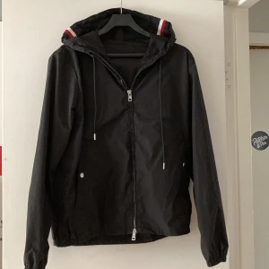Moncler windbreaker  - Moncler windbreaker storlek s/1, äkta, nypris = 8155, bra skick, digitalt kvitto finns, SKRIV vid fundering