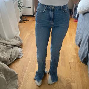 Snygga blå högmidjade jeans från Gina med slits💕 Köpta för 499kr 