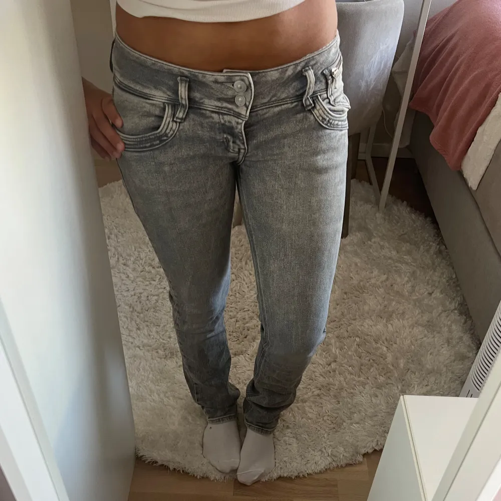 Säljer mina gråa ltb jeans då dem tyvärr inte kommer till användning längre💕. Jeans & Byxor.