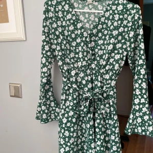 Grön sommarklänning  - Grön fin sommarklänning med knytning 