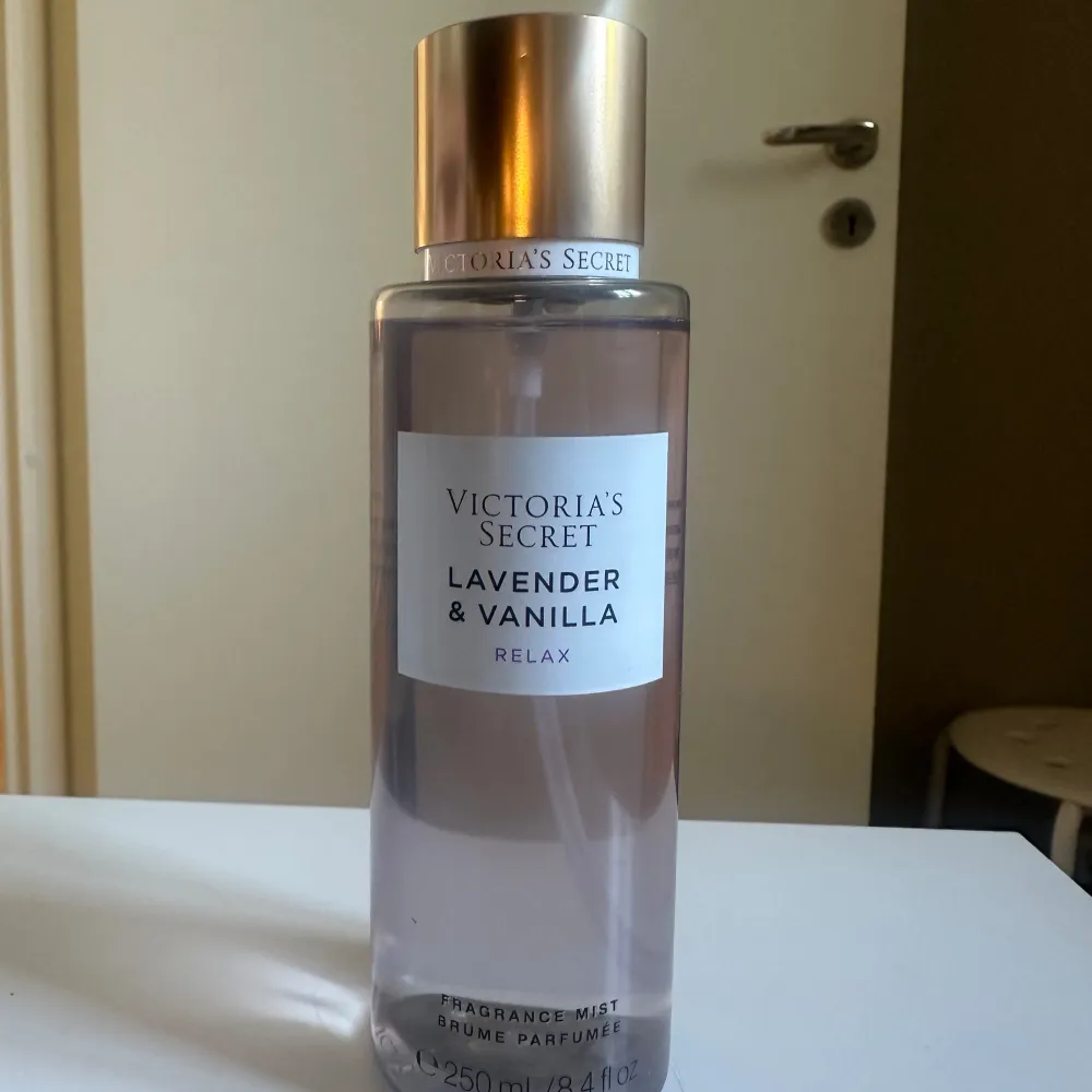 säljer en body mist från Victoria's Secret med doft av lavendel och vanilj. Innehåller 250 ml.  Pris kan diskuteras.. Parfym.