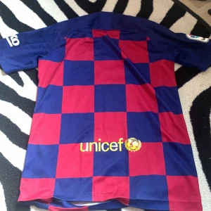 Fc Barcelona t shirt  - 147-158 cm 12-13 år skick 7-10 Använd ett fåtal gånger 