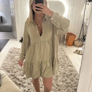 klänning  - så fin grön klänning. Perfekt nu på sen sommaren! 