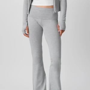 Gina tricot yoga pants  - Säljer mina gråa yoga pants från Gina tricot eftersom de inte kommer till användning längre. De är i storlek xs och är i bra skick. Köparen står för frakten 