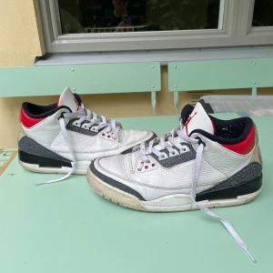 Jordan 3 - Helt okej skick  Ingen box Skriv vid funderingar 