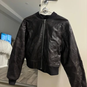 Skinnjacka  - As snygg skinn bomberjacka från H&M från deras senaste höstkollektion  Felfri! Nypris 500💸