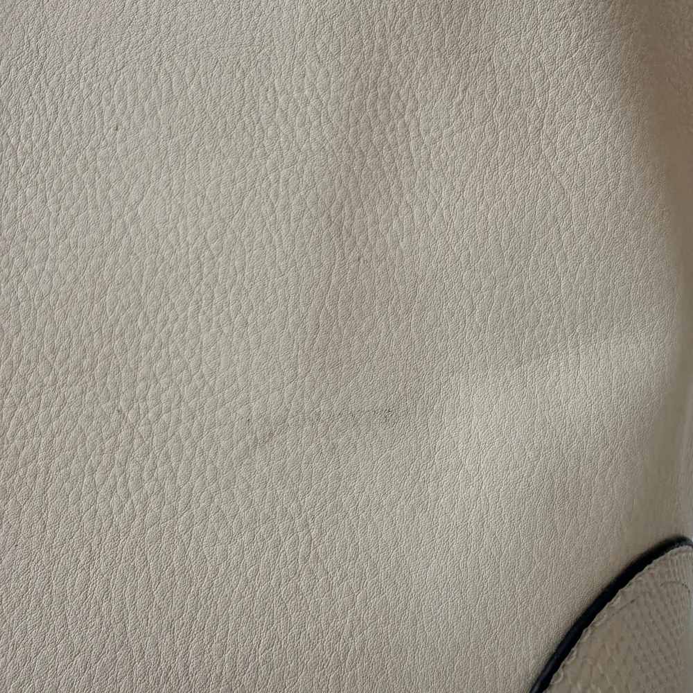 Jag säljer en beige och fin handväska! Med dragkedja och flera fack! Medkommer även axelremsband som man kan ta av. Bara använd ett fåtal gånger. <33. Laukut & Käsilaukut.