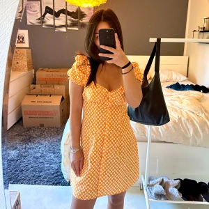 Orange klänning - Jag säljer en supersöt orange blommig klänning! 🧡 (Passar även storlek XS)