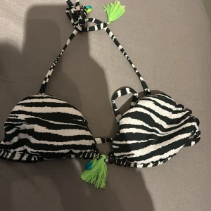 Bikini topp  - Kan has åt båda hållen! Aldrig använd, från calzedonia