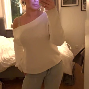 Stickad tröja - Vit Stickad one shoulder tröja😇