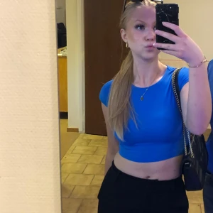 Blå crop top - Jätte fin blå t-shirt som är croppad men har knappt kommit till användning. Relativt ny.