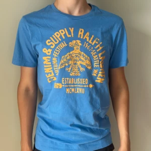 Ralph Lauren t-shirt - Denim & Supply Ralph Lauren tischa | Riktigt bra skick ~ 9.5/10 | Storlek S | Sitter riktigt fint på mig som är 178 / Mvh