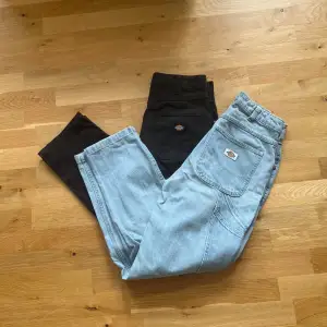 Snygga svarta/bruna jeans från Dickies!💖 De blåa ligger även uppe på min profil Kontakta mig vid intresse och tveka inte med att ställa frågor🥰