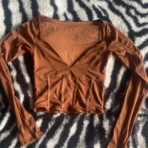 Topp  - En jätte snygg topp från Jaded London! Ärmarna är i mesh och man kan se igenom (se bilder) knappt använd men älskar denna! Så snygg till fest. Nypris 450-500kr