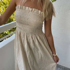 Klänning - Såååå fin klänning som tyvärr aldrig kommit till användning och därav i nyskick. 🥰Passar vid alla tillfällen fest, middag, vardag, stranden.💕 Finns band till också om man vill ha det men tycker den sitter på so plats. Tveka inte på att höra av dig!❤️