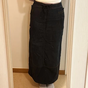 Vintage denimkjol - En helt unik och fantastisk vintagekjol i denim 💙🦋 Inköpta av min mamma på 90-talet eller 00-talet  ✨ Finner ingen storlek, men skulle tro att det är 38, S/M. Det går att dra åt kjolen både uppe och längst ner.  I mycket gott skick!! 💫