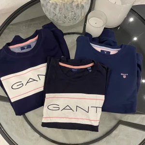 Gant tröjor - Jättefina tröjor från Gant 💕Storlek 158/164 men passar xs✨OBS! Sweatshirts sålda, bara T-shirt kvar 