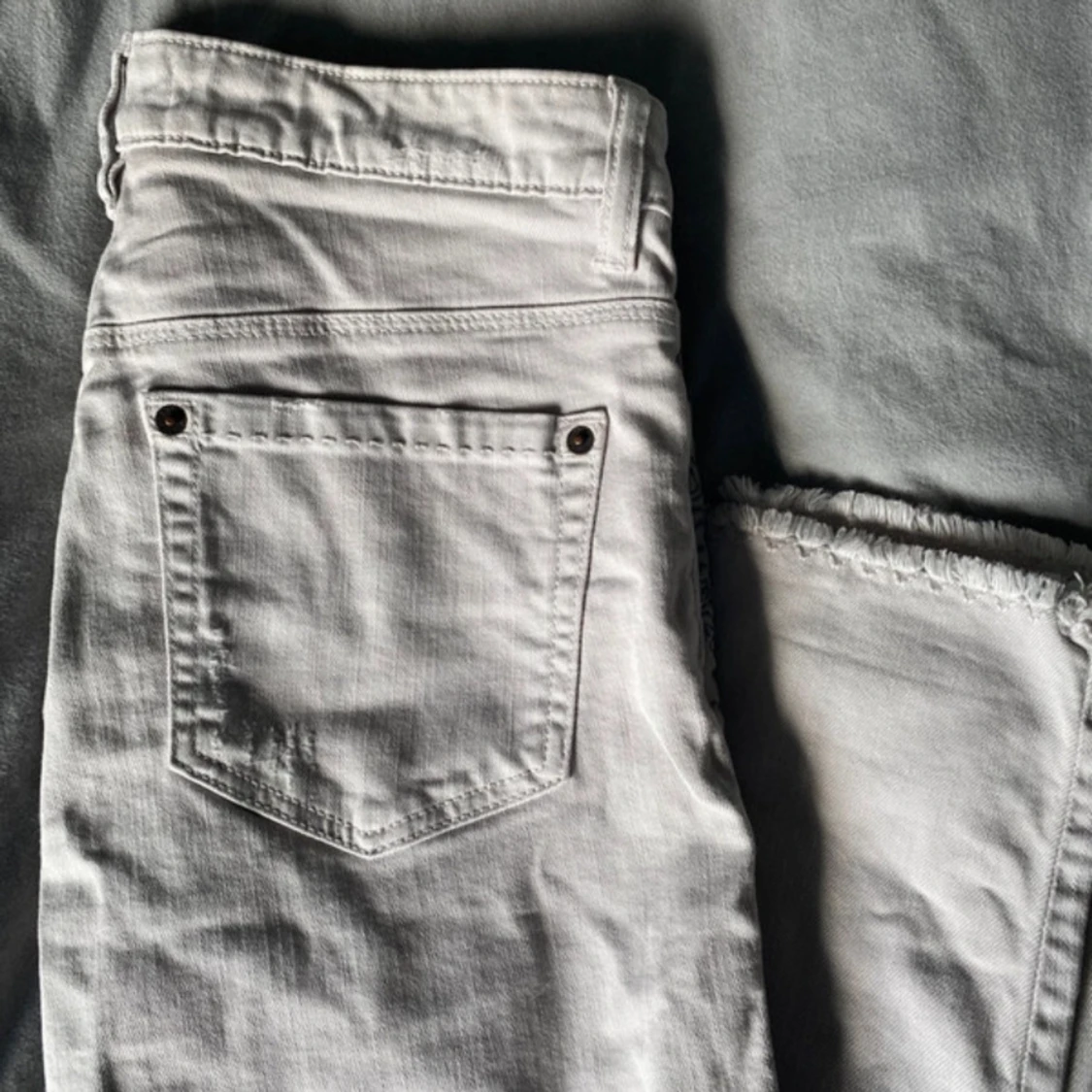 Grå raka jeans - 93