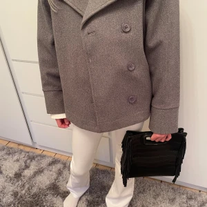 Höstjacka  - Grå höst jacka. Den är använd men har inga skador och den är i fint skick, pris kan diskuteras 