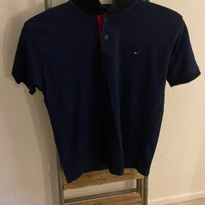 Tommy hillfiger pike - Säljer min Tommy hillfiger pike då den är för liten. Den är i nyskick. Det står 170/176 men det passar också en som har xs och s men då är den tight. Om du undrar något är det bara att skriva 💫💸 Pris kan diskuteras