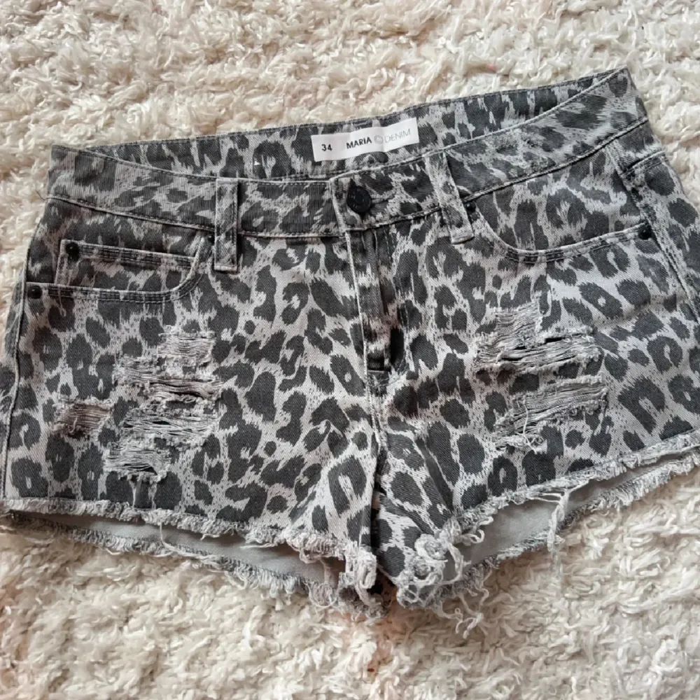 Världens snyggaste lågmidjade leopard jeansshorts i super skick. Midjemått:37x2 stretch till 39. Köp sker via köp nu, jag postar inom 24h. Kvar tills markerad såld . Shorts.