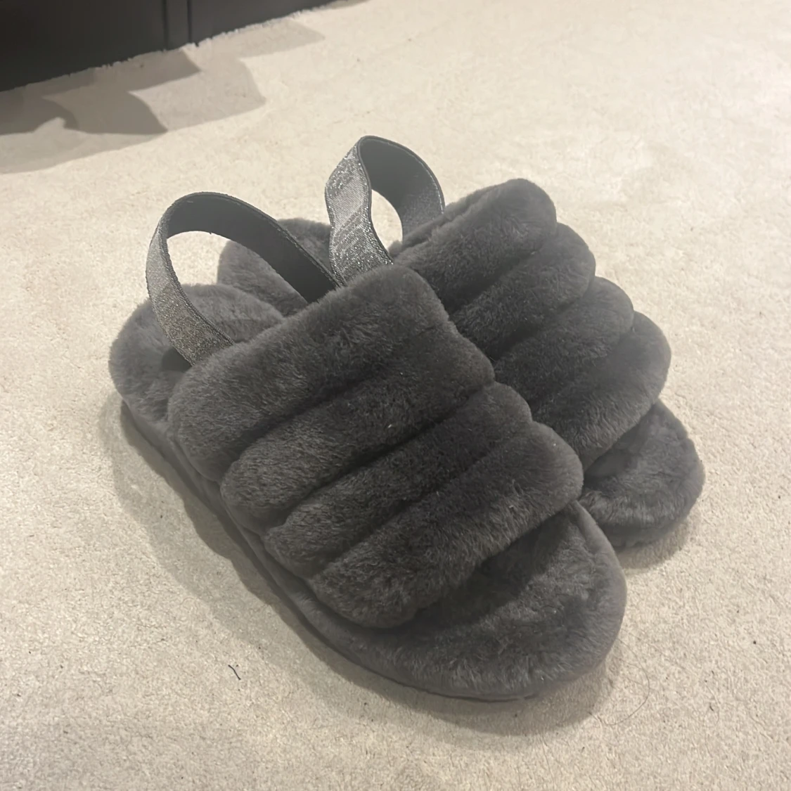 Mysiga grå sandaler med päls