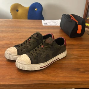 Unika Valentino skor  - Säljer dessa unika valentino skor i bra skick 8/10 bara lite smutsiga, skorna kommer med inget og, pris kan diskuteras. Skriv om ni har fler frågor 