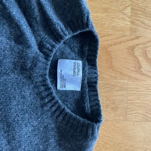 Cororful standard sweatshirt S - Tröja i fint Nyskick. Kanske använt 2 gånger. Nypris 900 kr! Storlek S