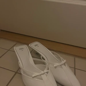 Oanvända vita taxklackar - Sköljer mina oanvända vita taxklackar då de inte kommer till användning. De är aldrig använda, jag har endast testat att gå i dem, de är alltså i väldigt bra skick.💗💗