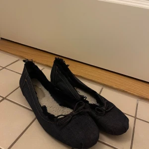 Ballerina i jeansmaterial - Säljer mina söta ballerina i jeansmaterial då de inte kommer till användning. Skorna har inga defekter och är endast använda enstaka gånger. 💗💗