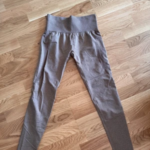 Leggings NVGTN - Ett par leggings från NVGTN i fint skick, knappt använda. Storlek M och köparen står för frakten. 