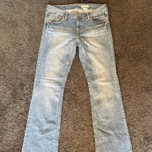 Ljusblå bootcut jeans från Loyal - Säljer ett par ljusblå bootcut jeans från märket Loyal som jag köpte secondhand men som tyvärr inte passar. Super fint sick och inga defekter! Skriv om du har frågor!💗❤️🎀🐬